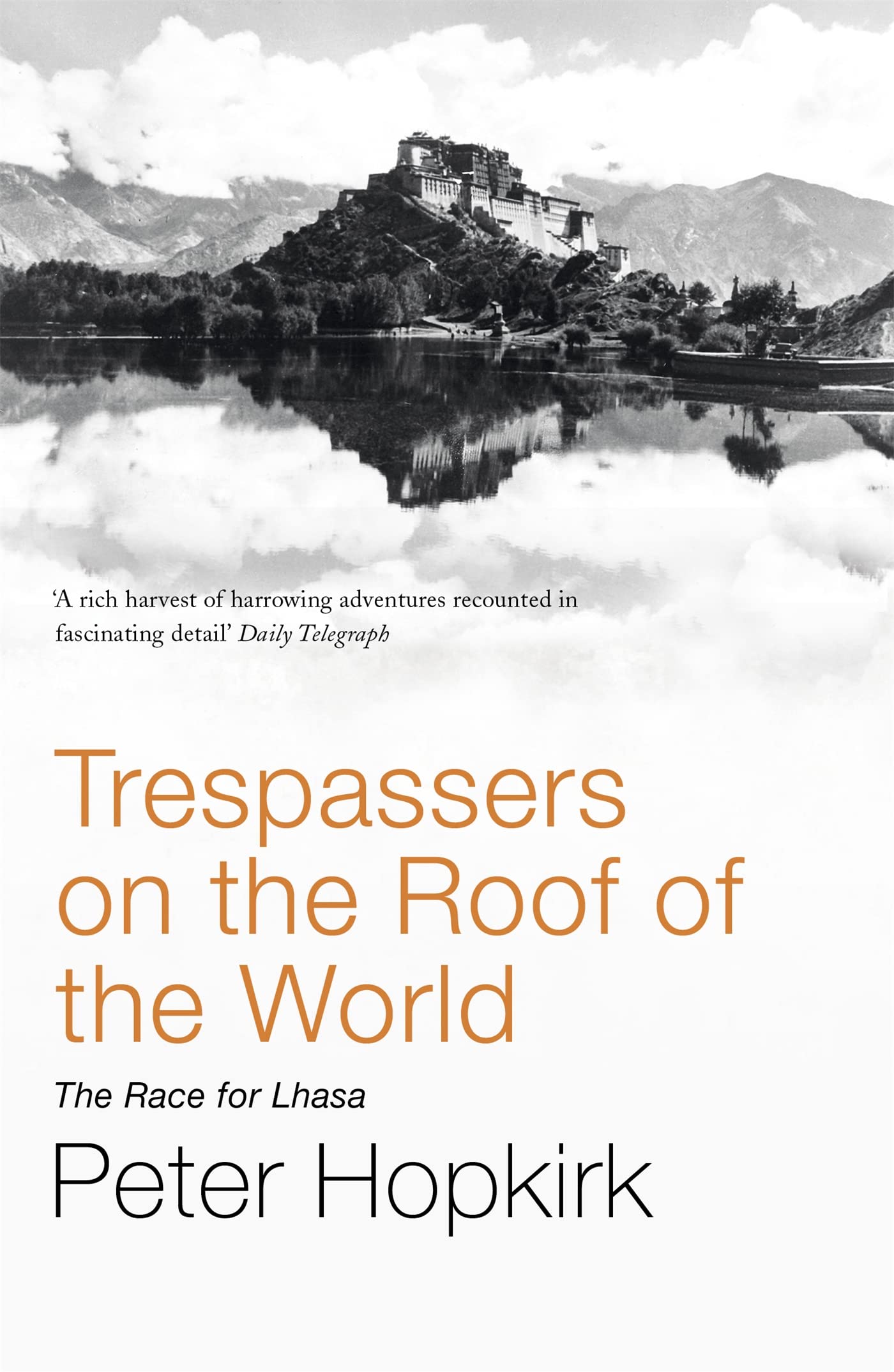 Front cover of the book 'Trespassers on the Roof of the World' by Peter Hopkirk.