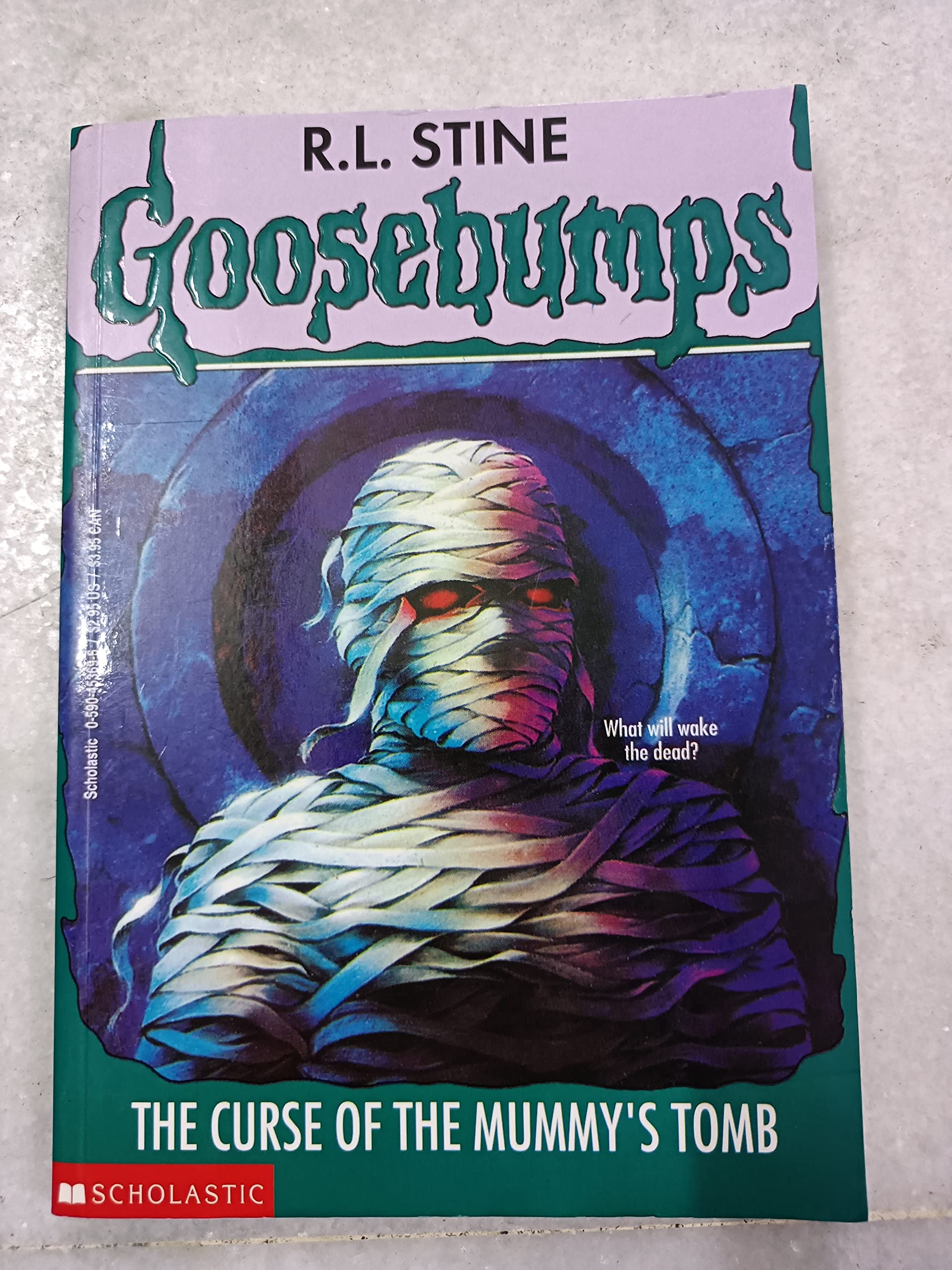 Front cover of the book 'The Curse Of The Mummys Tomb' by R.l Stine.