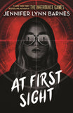 Front cover of the book 'At first sight' by Jennifer Lynn Barnes.