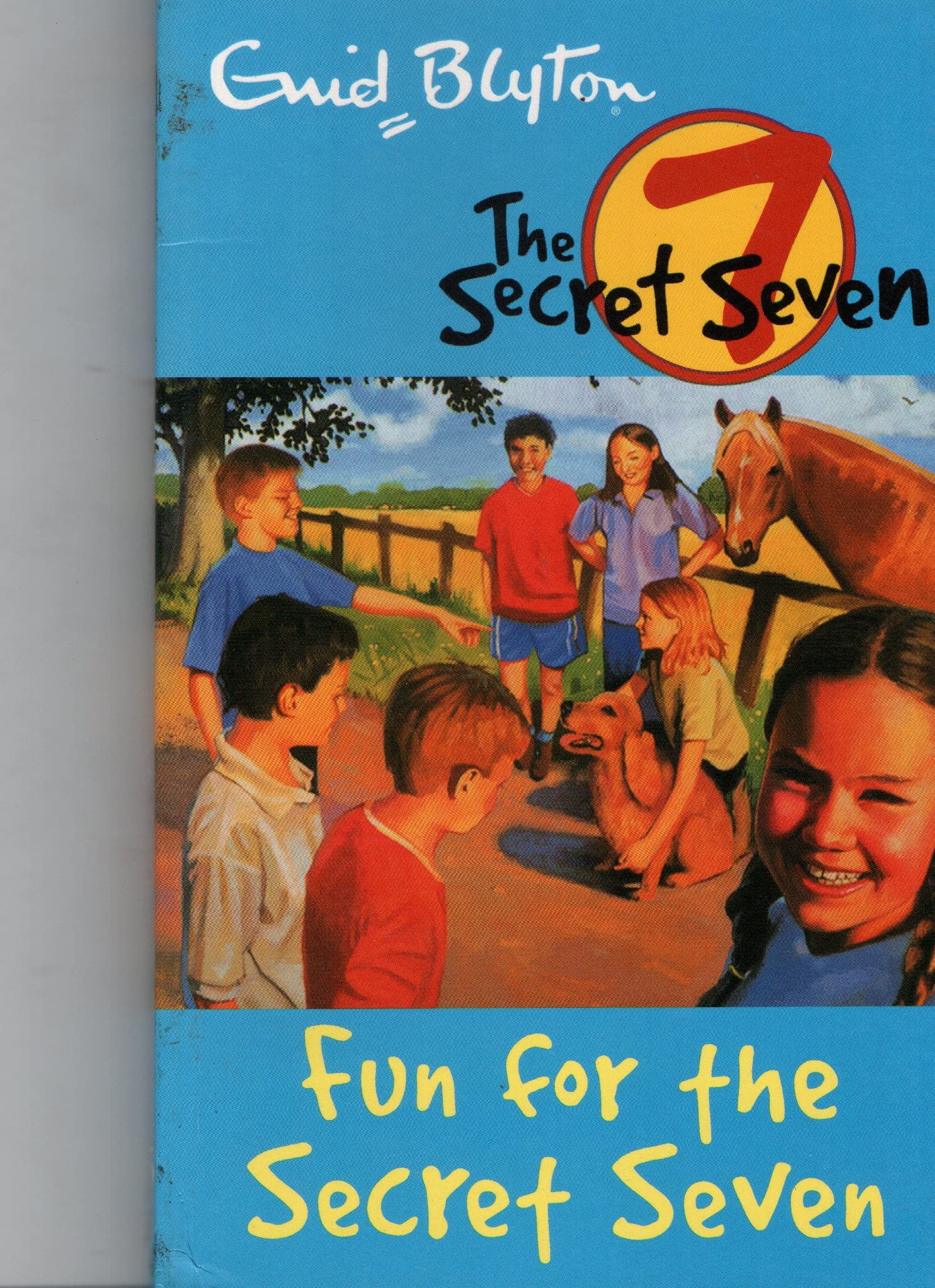 Front cover of the Paperback book 'Fun For The Secret Seven: Book 15 Enid Blyton' by Blyton, Enid.