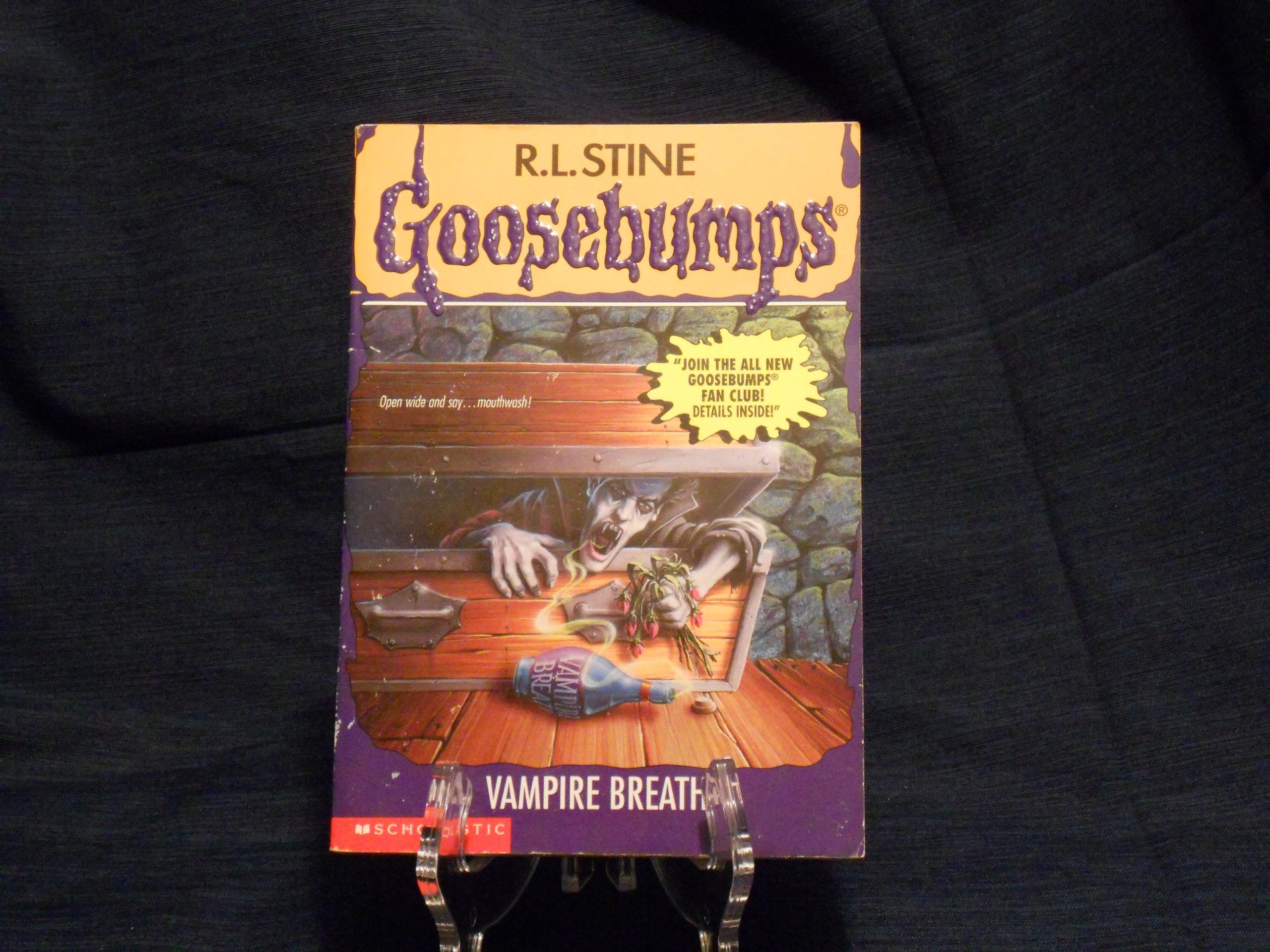 Front cover of the book 'Vampire Breath (Goosebumps, No 49)' by R.l Stine.